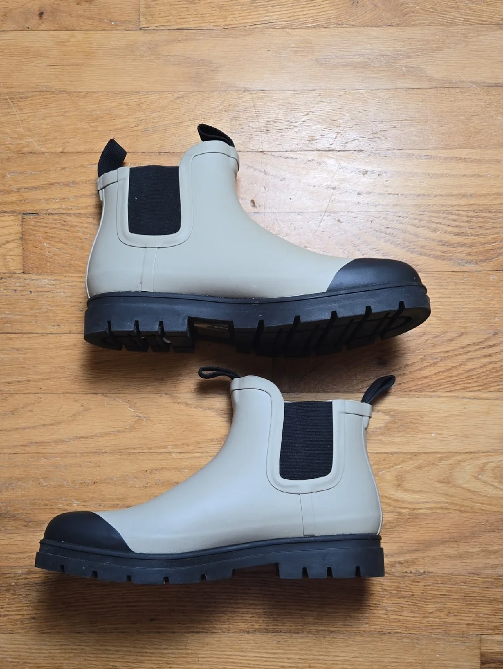 Everlane stone/black rubber ankle rain boots
